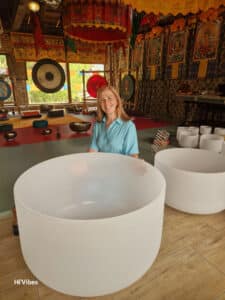 Kristály hangtál hangfürdő közben a Shambala szentélyben Garabon