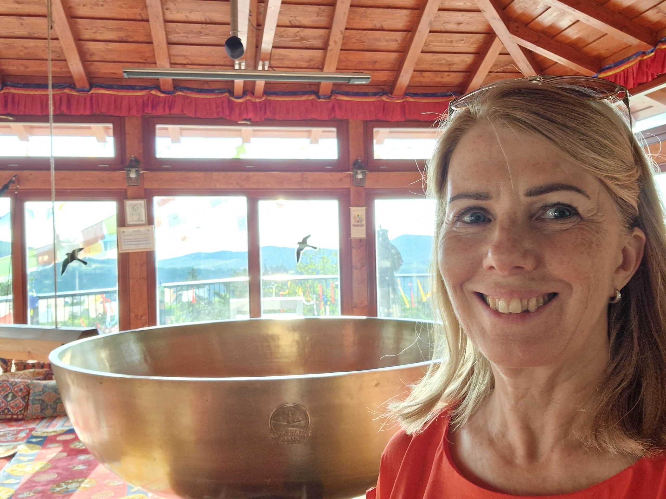 Kálmán Éva a Samsara szentélyben Garabon, a HiVibes hangfürdők egyik helyszínén