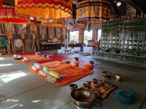 Hangfürdő különböző hangszerekkel: hangtálak, gong és csengők egy nyugodt, meditatív térben. Így érvényesül a hangfürdő hangszereinek hatása.